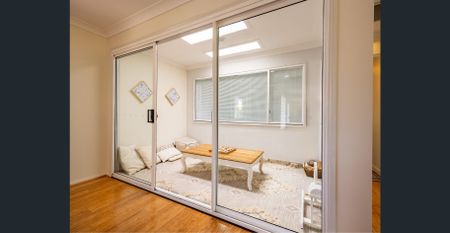 Luxury Mansion: Furnished 5-Bedroom Home with Park Views and Solar Benefits - Photo 3