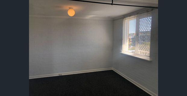 1 X 1 TOP FLOOR APARTMENT IN MOUNT LAWLEY! - Photo 1
