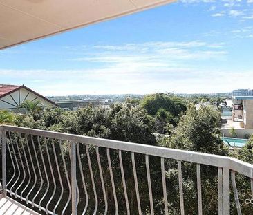 Breezy Top-Floor Living Just Moments from Coorparoo Square - Photo 5