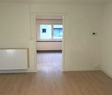 Ruim appartement met 3 slaapkamers nabij het centrum - Photo 2