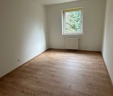 Frisch renovierte 3-Raum-Wohnung mit Balkon und Außenstellplatz! - Photo 2