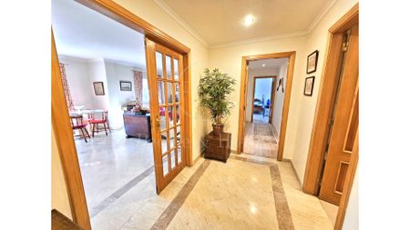 Cascais. T2. Condomínio privado. Piscina, jardins e estacionamento - Photo 5