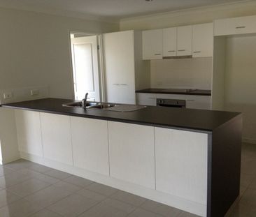 LARGE FAMILY HOME - Photo 4