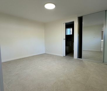 FULLY RENOVATED 5-BEDROOM FAMILY HOME - Photo 3
