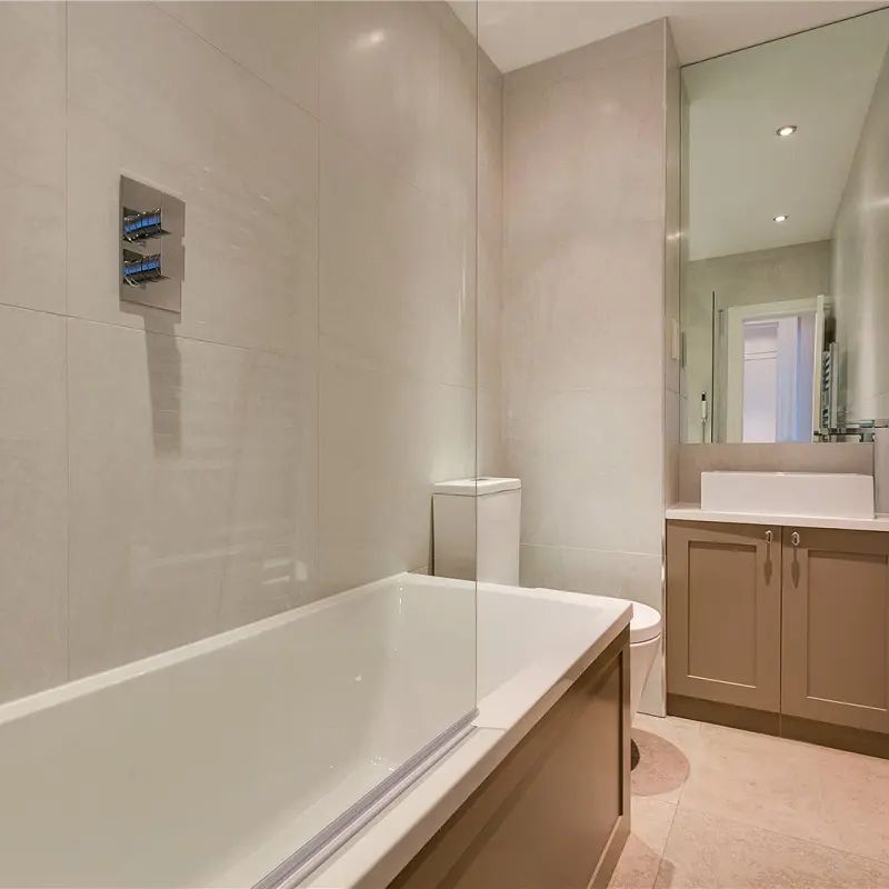 1 bedroom flat in London - Photo 2