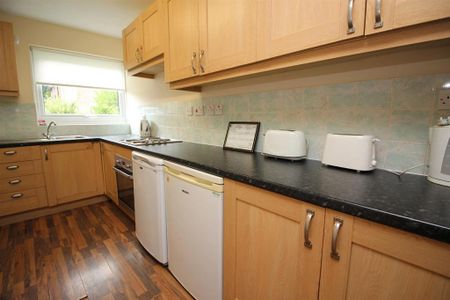 4 bedroom semi-detached house to rent - Photo 2