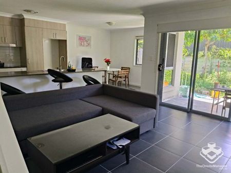 THOWNHOUSE IN FAMILY-FRIENDLY NOTTINGHAM SQUARE Furnished - Photo 4