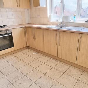 1 bedroom in a flat share to rent - Photo 3