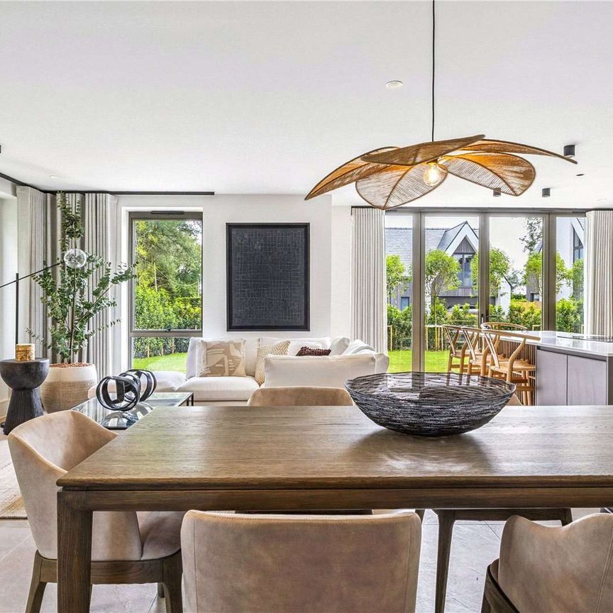 Beautifully designed, four-bedroom fully furnished luxury home - Photo 1