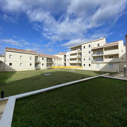 Appartement à louer dans résidence Les Jardins de Ste Croix T2 avec parking, cave et terrasse - Photo 1