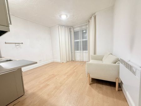 2 Bed Flat, Richmond Road, IG1 - Photo 2
