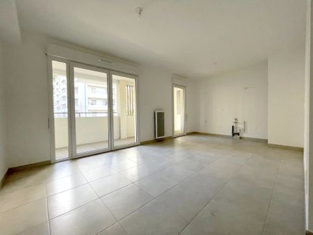 Location Appartement 3 pièces 57m² NICE 06300 - Photo 3