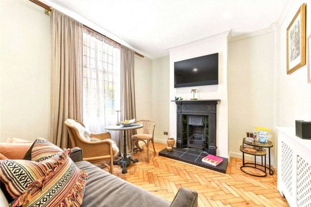 An exquisitely refurbished maisonette with outside space on a charming and picturesque street in Westminster, available for short let with all bills included - Photo 1