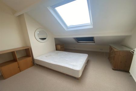 4 bedroom semi-detached house to rent - Photo 4
