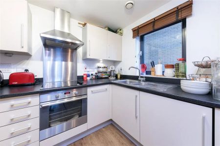 2 bedroom flat in London - Photo 4