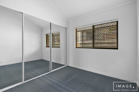 NEAT AND TIDY, SUPER CONVENIENT LOCATION! - Photo 2