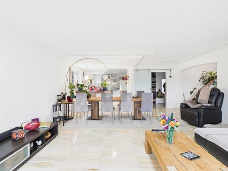 HIGH STANDARD WITH VERY LARGE GARDEN - Photo 2