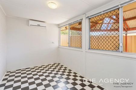 3 Bedroom 1 Bathroom House in Bedford - Photo 4