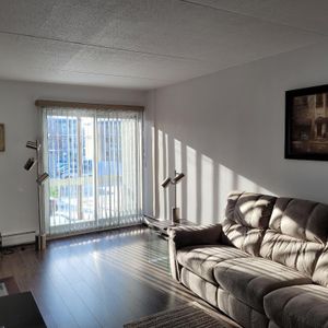 TRÈS GRAND 4 1/2 EN COIN, ENTIÈREMENT RÉNOVÉ, 1295$/MOIS(CHAUFFÉ-EAU CHAUDE), DISPONIBLE À PARTIR DE OCTOBRE OU NOVEMBRE - Photo 2