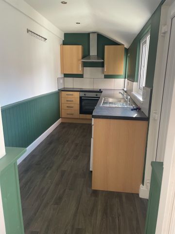 1 Bed Flat, Grange Avenue, LS7 - Photo 2