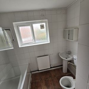 Room in a Shared Flat, Clarence Lane, SW15 - Photo 3