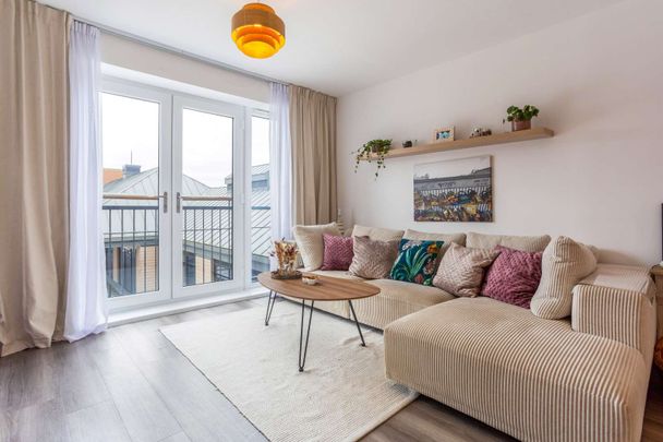 Excellent executive apartment superbly positioned to make the most of what Farnham has to offer. - Photo 1