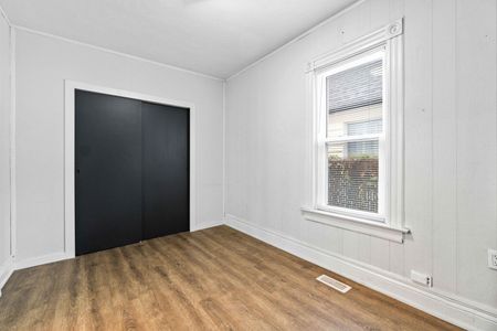 4 Bed, 2 Bath - Photo 2