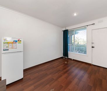 Light & Bright One Bedroom Apartment! - Photo 4