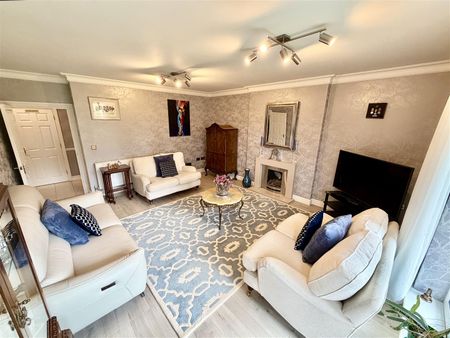 2 bed flat to rent in High Road, Bushey, WD23 - Photo 2