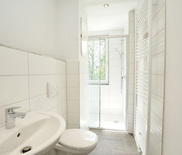 Erstbezug / Dusche / großes Wohnzimmer - Photo 3