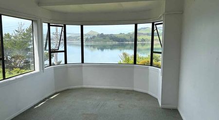 Charming 3BR Home with Courtyard & Deck - Photo 2