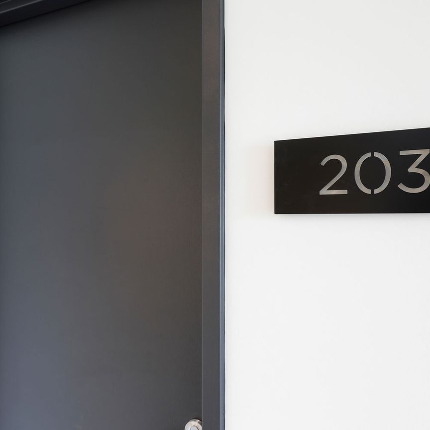 Luxury Urban Living – 2-Bedroom Apartment - Photo 1