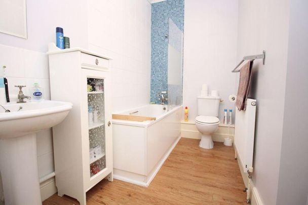 1 bedroom in a house share to rent - Photo 1