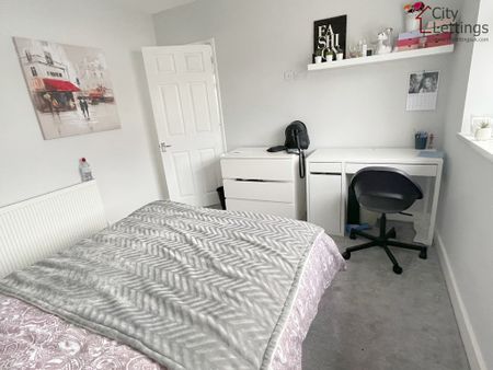 2 Bedroom Mid Terraced House - Photo 4
