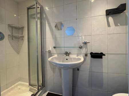 1 bedroom in a house share to rent - Photo 4