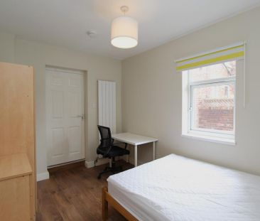 3 bedroom flat to rent - Photo 4