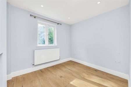 A recently refurbished five bedroom house, close to Putney High Street, Putney underground and overground station and the River Thames. - Photo 3