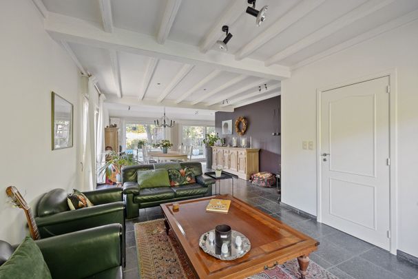 Volledig gemeubeld en instapklare woning met 3 slaapkamers en zeer leuke en zonnige tuin. - Foto 1