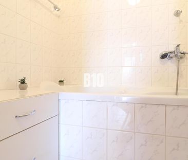 PRENÁJOM: 2-izbový byt (58 m²) v centre s balkónom a kompletnou inf... – Fotografia 5
