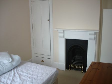 GOOD SIZED ROOMS - 4 BEDS - Photo 3