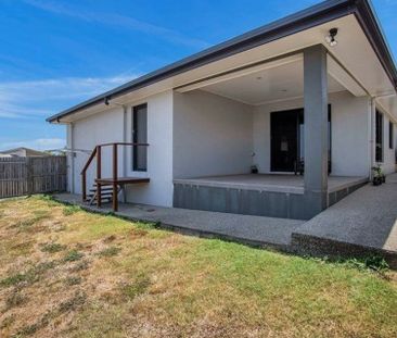 For Lease: Stunning Family Home in Beaconsfield - Photo 4