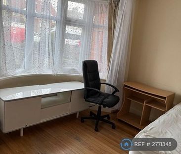 6 bedroom semi-detached house to rent - Photo 1