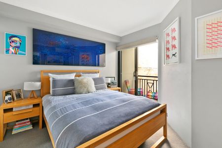 Chic Urban Two-Bedroom Apartment - Photo 3