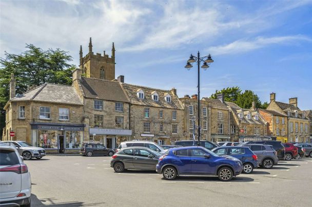 Superb Two Bedroom Flat in the Heart of Stow-on-the-Wold. - Photo 1