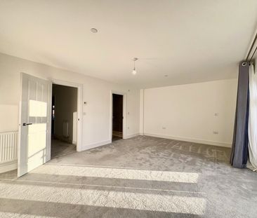 Waterfront Crescent, Mytchett, Camberley, Surrey, GU16 - Photo 5