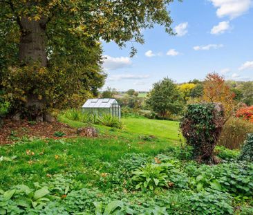 Recently refurbished three bed house with large private garden - Photo 2