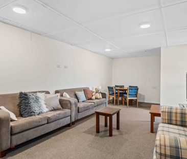 Clifton House - Comfortable, Convenient, and Female-Only - Photo 1