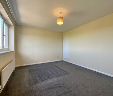 2 bedroom Semi-Detached House to let - Photo 2