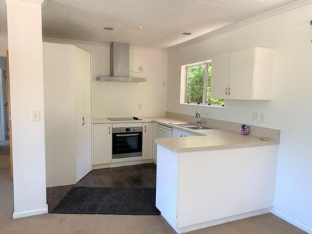 Three bedroom home with city views - Photo 5