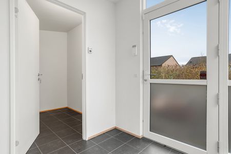 Skønt og rummeligt rækkehus med lukket have - Photo 3